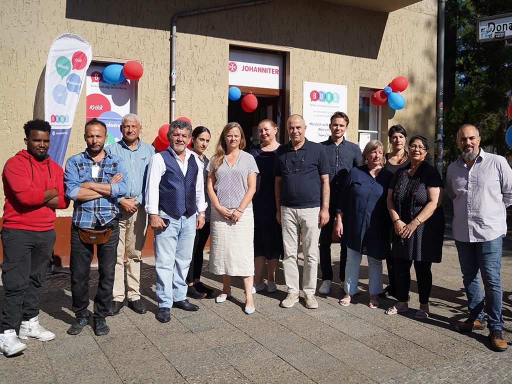 BuBS_Team Das Team der Beschwerdestelle steht vor der Eingangstür des Beschwerdestelle in Donaustraße-Neukölln